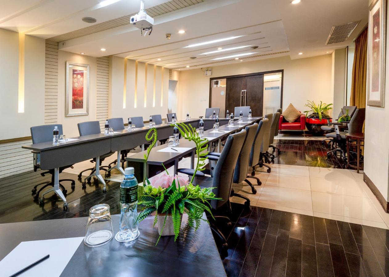 Furamaxclusive Sathorn, Khách sạn 4*