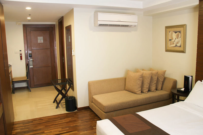 Furamaxclusive Sathorn, Khách sạn 4*